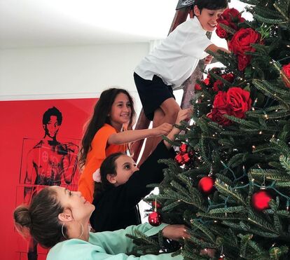 OMG! Árvore de Natal de JLo é tão grande que é preciso um escadote para colocar a estrela no topo
