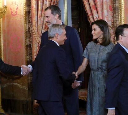 Letizia sofisticada com vestido de 100 euros 
