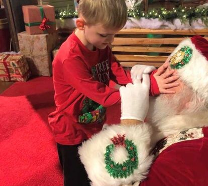 Menino cego e autista 'conhece' Pai Natal pela primeira vez em momento emocionante