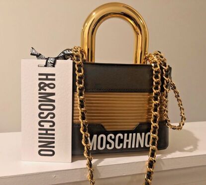 Georgina já é dona de uma das carteiras mais originais da Moschino