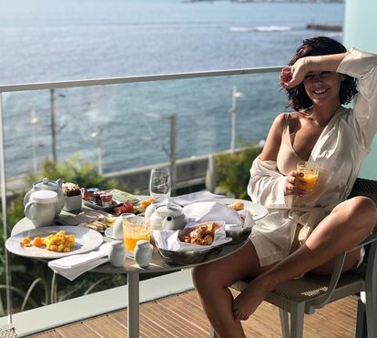 Uau! Sofia Ribeiro mostra-se nua no jacuzzi