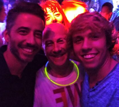 Surpresa! Hugo dos 'Casados' organiza casamentos com o padrinho travesti!