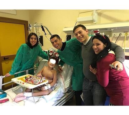 Ronaldo visita crianças no hospital antes da Consoada