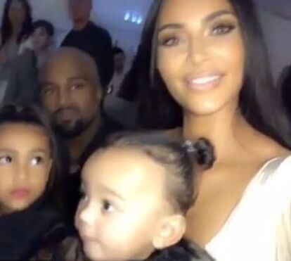 Caitlyn Jenner vai à festa de Natal das Kardashian com a namorada... que parece a sua filha Kim!