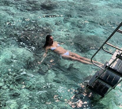 Luciana Gimenez revela 'corpaço' em férias de sonho