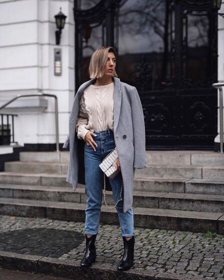Cowboy boots com mom jeans