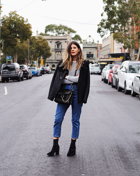Cowboy boots com mom jeans