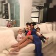 Georgina ao lado de Alana Martina, Eva e Mateo