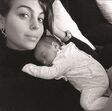 Georgina Rodríguez divulgou uma nova fotografia com a bebé Alana Martina ao colo