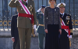 Letizia elege veludo e tweed para começar o ano 