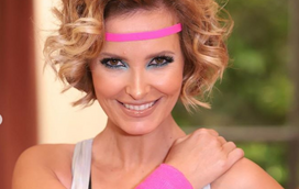 Qual Jane Fonda! Cristina elogiada por assumir "gordurinhas" em roupa de licra bem justa