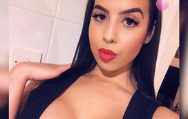 Poderosa! Prima de Cristiano Ronaldo exibe o 'bumbum' em Ibiza