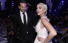 Lady Gaga e Bradley Cooper deixam fãs eufóricos em apresentação surpresa