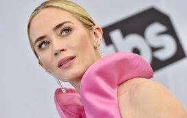Mas o que é que é isto? O "vestido vagina" de Emily Blunt nos SAG Awards