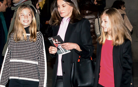Adorável! Infanta Sofia já usa as roupas da mãe, a rainha Letizia