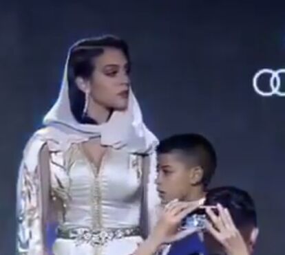 Georgina Rodríguez surpreende ao usar véu islâmico e torna-se o centro das atenções