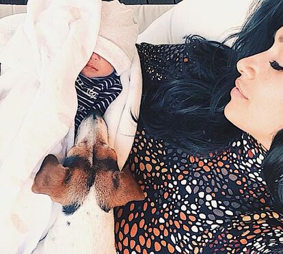 Onda surpreende a atriz e atinge alcofa do filho. Rita Pereira vive susto com o pequeno Lonô na praia