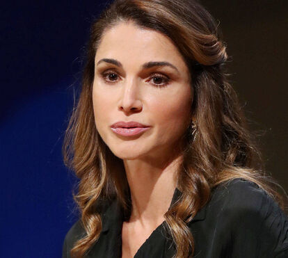 Pior a emenda que o soneto! Rania da Jordânia diz que usa roupa emprestada ou oferecida... e caíram-lhe em cima