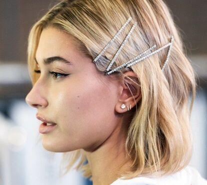 Dar nova vida aos penteados! Ganchos e travessões de cabelos estão de volta