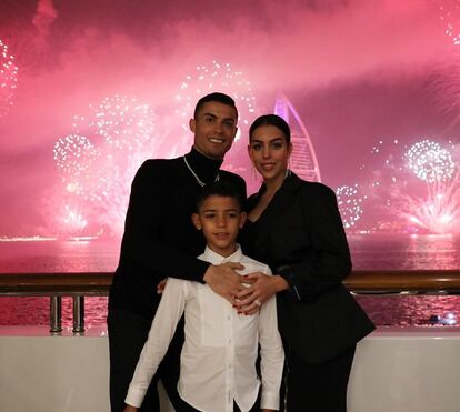 Cristiano Ronaldo troca mãe por milionário árabe em Réveillon de luxo com os amigos