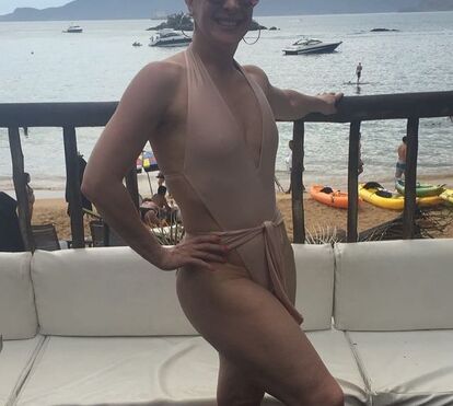 Delícia! Cláudia Raia apanhou o gosto e não se cansa de posar de biquíni aos 52 anos