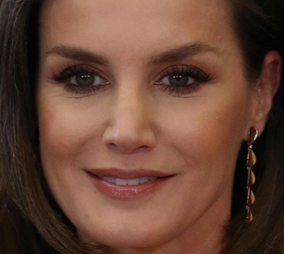 Letizia é 'femme fatale' com look reciclado