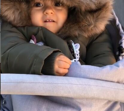 Namorada de Ronaldo ensina a filha Alana a dizer “papá”