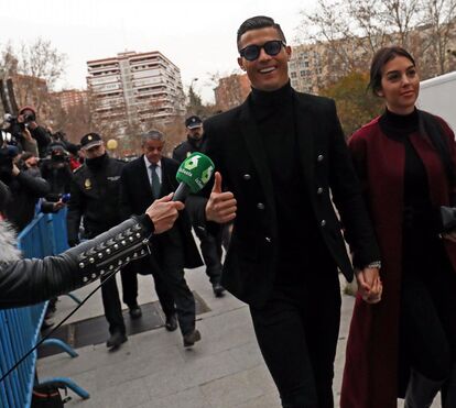 Sorridente e de mãos dadas com Georgina, assim entrou Cristiano Ronaldo no tribunal em Madrid