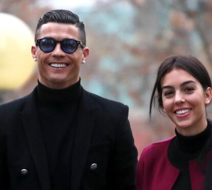 Cristiano Ronaldo sorridente à saída do tribunal, depois de declarar-se culpado