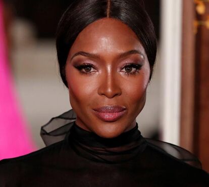 Maravilhosa! Aos 48 anos, Naomi volta a desfilar e mostra que as maminhas estão no sítio