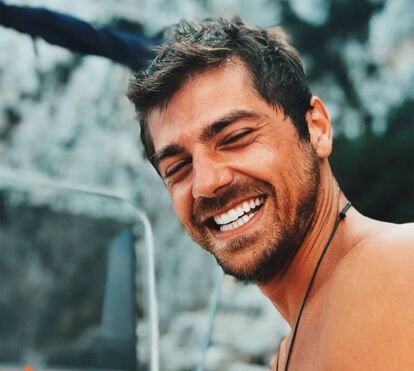 Adeus tronco nu: Lourenço Ortigão vira padre em série da TVI
