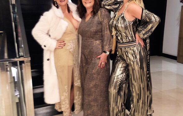 Dolores Aveiro com as filhas