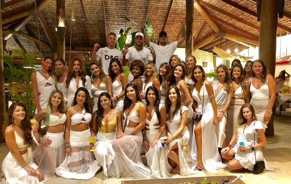 Neymar, Arthur Melo e Gabriel Medina rodeados de mulheres