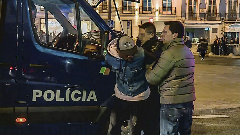 PSP atacada à pedrada na Baixa de Lisboa responde com tiros