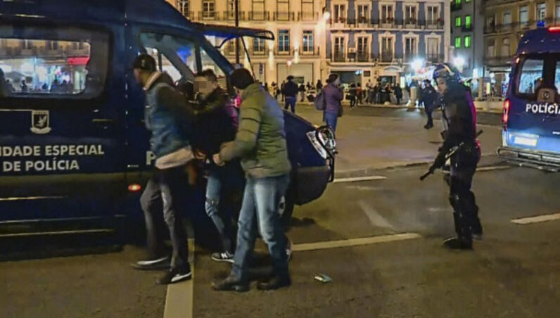 PSP atacada à pedrada na Baixa de Lisboa responde com tiros