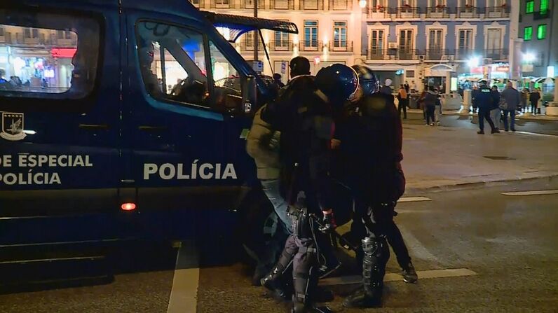 PSP atacada à pedrada na Baixa de Lisboa responde com tiros