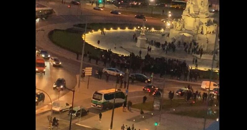PSP atacada à pedrada na Baixa de Lisboa responde com tiros