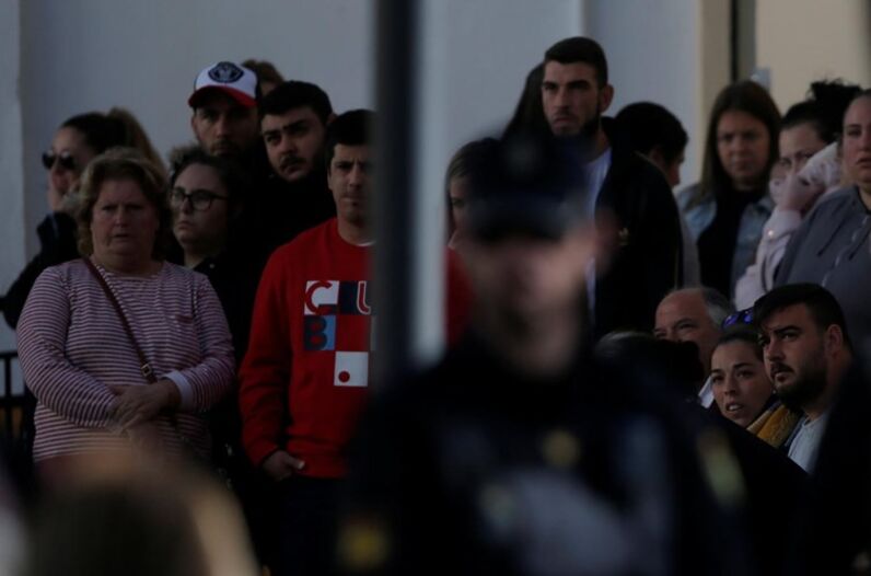 Julen, málaga, corpo, poço, pais, funeral, dor, emoção