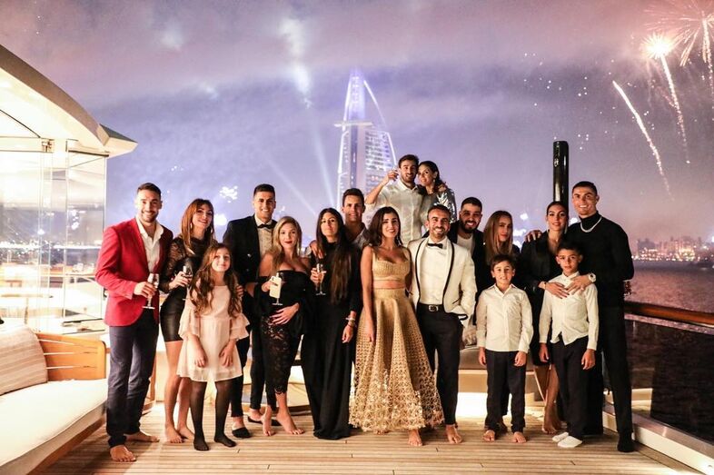 Cristiano Ronaldo e amigos aproveitam hospitalidade de milionário do Dubai