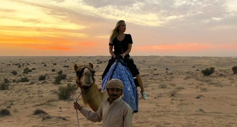 Ivana num passeio pelo deserto, no Dubai