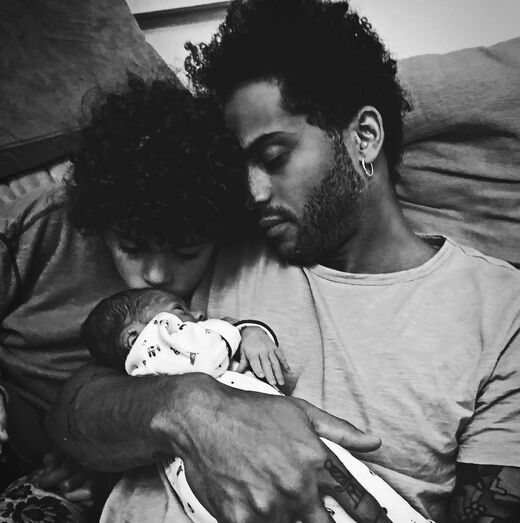 Guillaume Lalung com o filho mais velho e Lonô