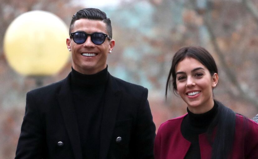 Sorridente e de mãos dadas com Georgina, assim entrou Cristiano Ronaldo no tribunal em Madrid
