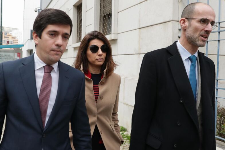 Bárbara Vara á saída do TIC acompanhada pelos dois advogados de defesa, João Cluny e Rui Patrício