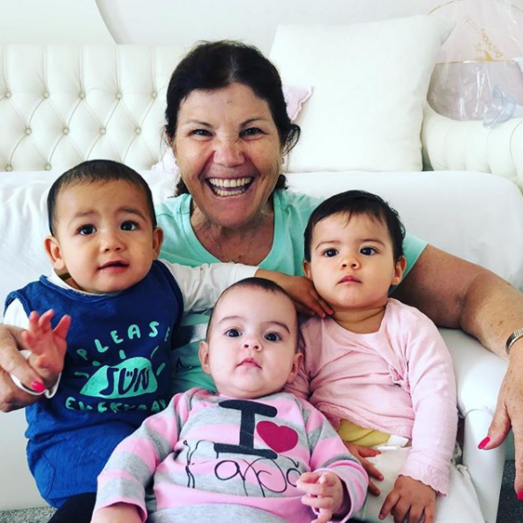 Dolores Aveiro com os netos Eva, Mateo e Alana Martina