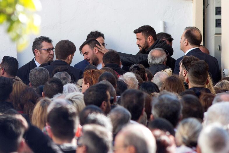 Julen, málaga, corpo, poço, pais, funeral, dor, emoção