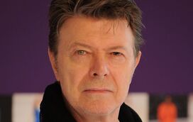 Revelação chocante: David Bowie esteve envolvido trio sexual com duas raparigas, uma delas tinha 16 anos