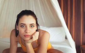 Corajosa! Daniela Melchior alimenta tigre à boca