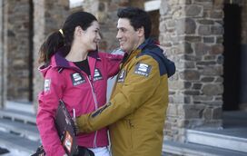 Casais divertem-se na neve... e mostram-se muito apaixonados