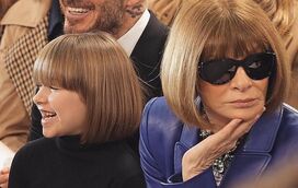 Casal Beckham corta cabelo da filha Harper igual ao da toda poderosa diretora da Vogue