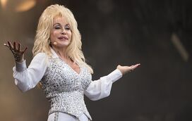 Dolly Parton é gay e tem namorada secreta? Cantora exuberante explica tudo